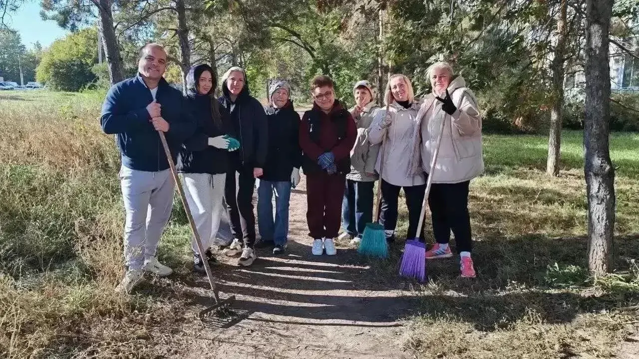 Субботник в Омске собрал около 40 тысяч участников и 167 единиц техники; уборка завершилась значимыми результатами: уменьшение мусора, благоустройство газонов и высадка деревьев.