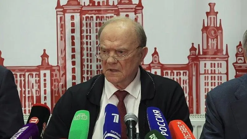 Лидер КПРФ Геннадий Зюганов предупредил, что без изменения курса Россия рискует продолжить экономическое и технологическое отставание, а население столкнется с ростом тарифов и снижением уровня жизни.