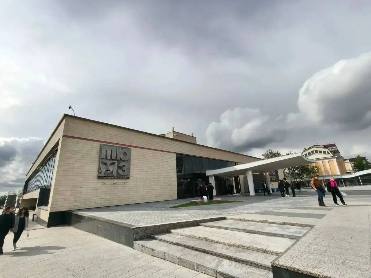 В обновлённом Омском ТЮЗ состоялся визит Валентины Матвиенко и Виталия Хоценко; театр принял на хранение национальную премию и готовится к 90‑му сезону.