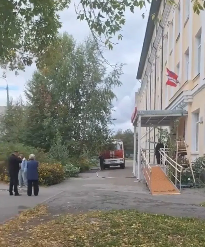 Во время плановых учений в ОмГУ эвакуировали студентов факультета культуры и искусств; пожарные прибыли на место. МЧС заявляет, что всё происходило по регламенту.