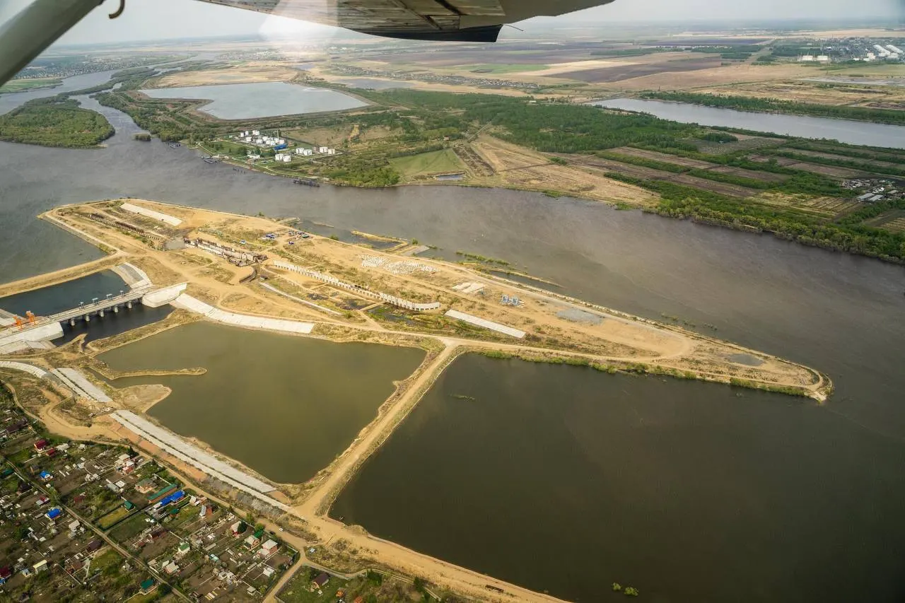 Строительство Красногорского гидроузла в Омской области снова сдвинуло сроки: проект обещают завершить к 2030 году, несмотря на смену подрядчика.