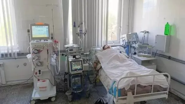 Пациентку доставили в критическом состоянии после ДТП: множественные переломы и травматический шок. Ей потребовалась длительная поддержка лёгких на ИВЛ, после чего она выписана домой.