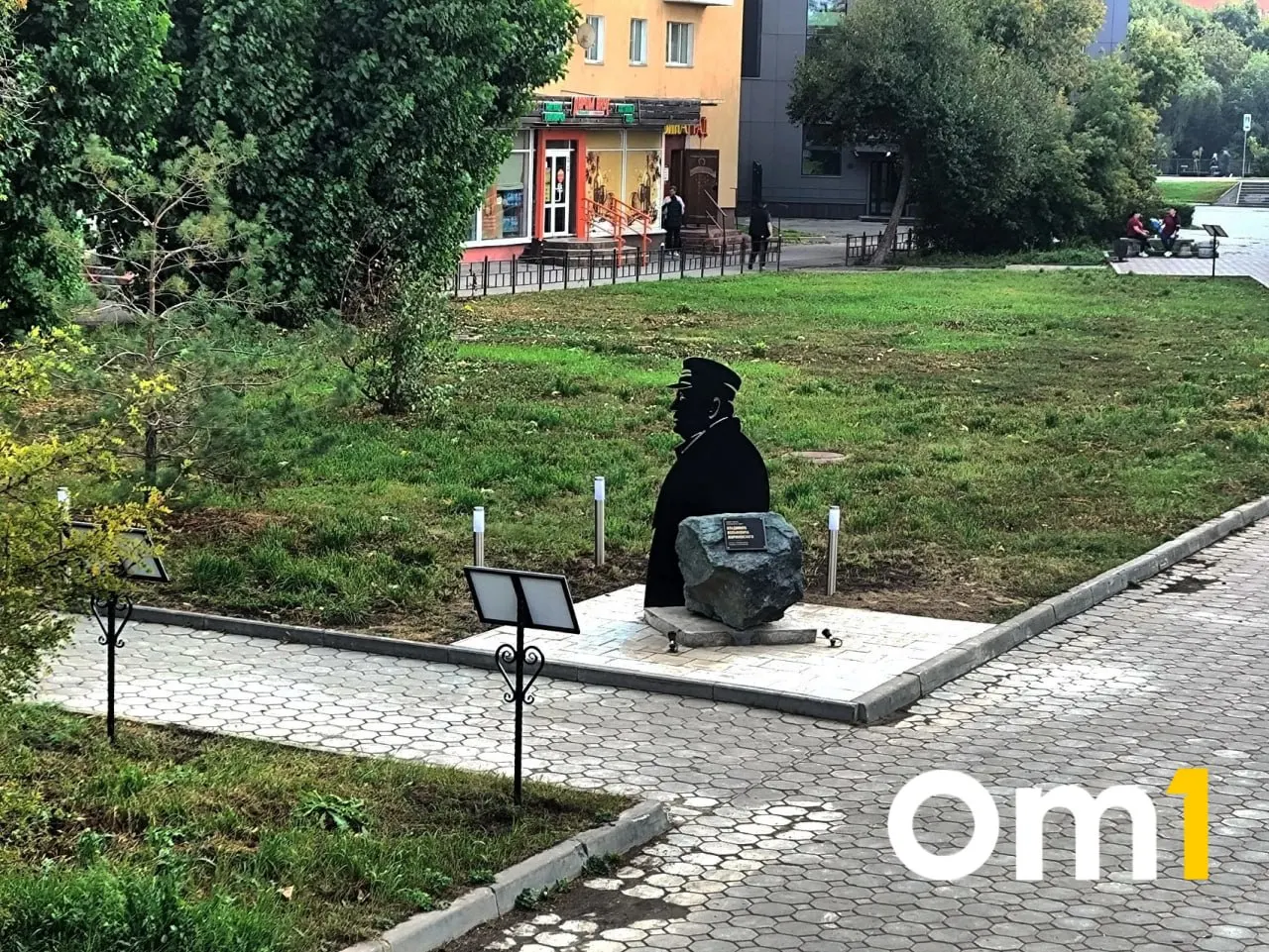 Памятник уже установлен; торжественное открытие запланировано на 17 сентября в 19:30. Сквер носит имя политика, рядом размещены цитаты.