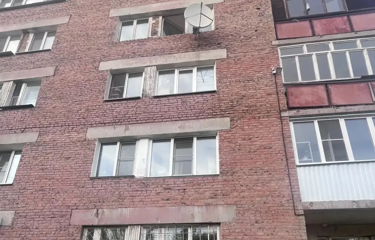Пострадавший ребенок получает медицинскую помощь; полиция расследует обстоятельства происшествия.