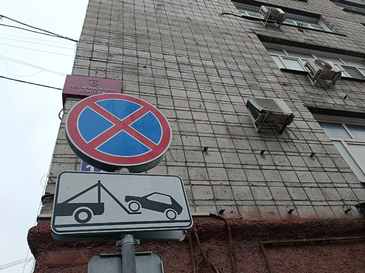 Поставят оборудование, завершение монтажных работ запланировано на 1 ноября; первые 15 минут стоянки будут бесплатными, далее — почасовая оплата по тарифу, который установят власти.
