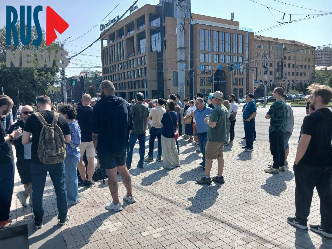 У посольства России в Ереване к полудню образовалась крупная очередь на голосование; рядом проходит митинг, участники держат плакаты и выступают с пацифистскими речами.