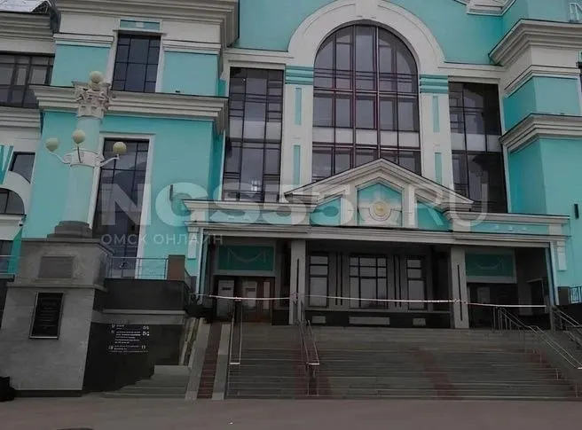 На железнодорожном вокзале Омска была проведена эвакуация, вход временно перекрыт, сотрудники полиции проводят проверку, по итогам которой угроза не выявлена.