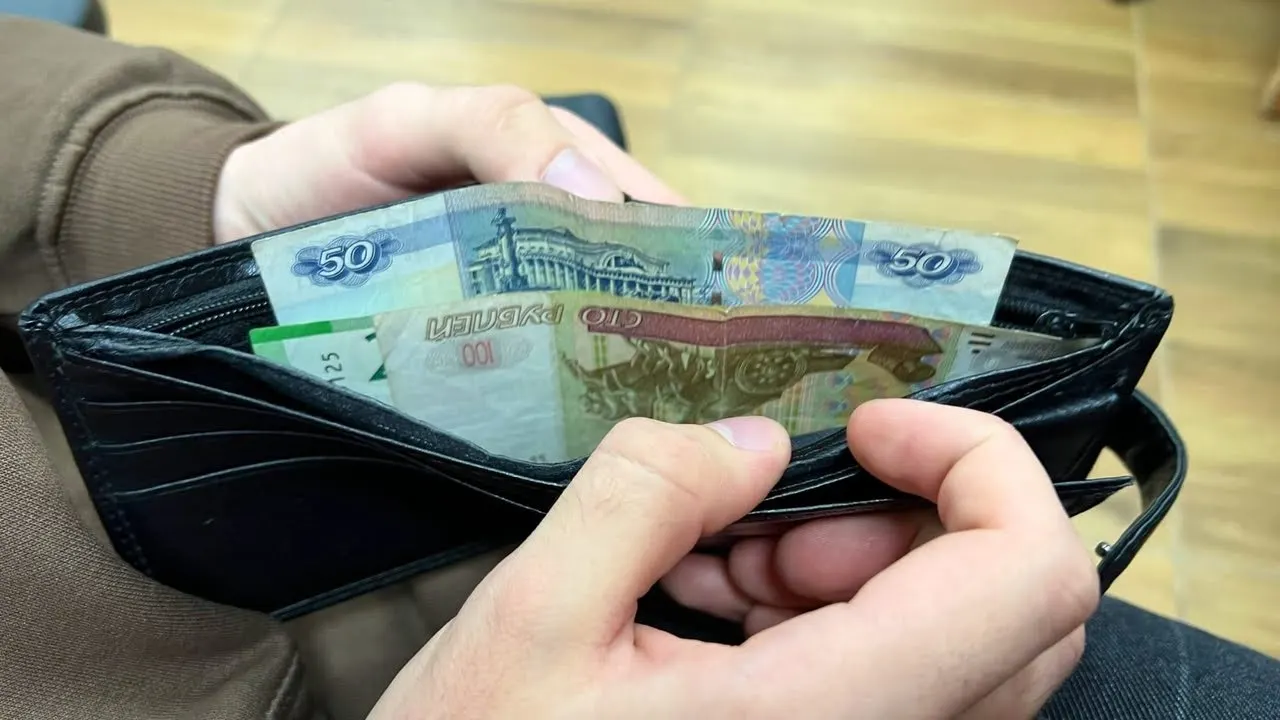 Июль 2026 года: средняя заработная плата в Омске составила 79 114 рублей, что на примерно 7 тысяч рублей меньше июня. Данные Омскстата опубликованы 30 сентября.