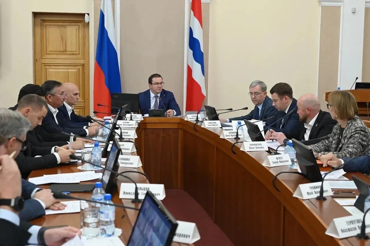 Обсуждаются поправки к бюджету на 2026 год: расходы вырастут до 191,7 млрд рублей, доходы — до 185,8 млрд; дополнительно найдены 2,5 млрд на зарплаты и социальную поддержку.