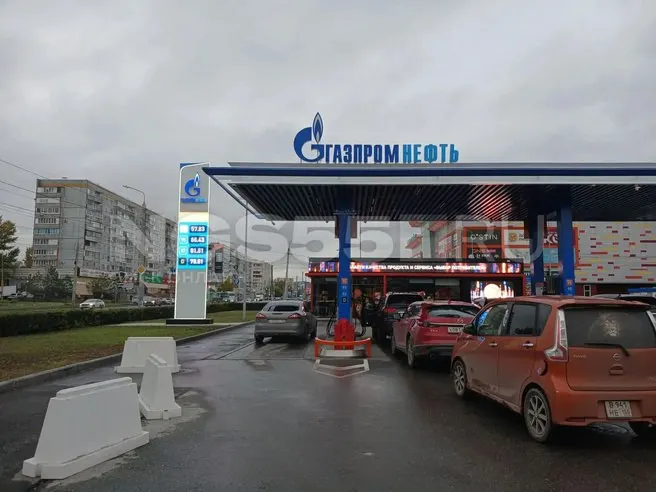 После тревоги по беспилотникам в Омске на заправках возникли очереди. К утру 9 октября ситуация стабилизировалась: бензин есть по всем маркам, цены не изменились, водители заправлялись планово.
