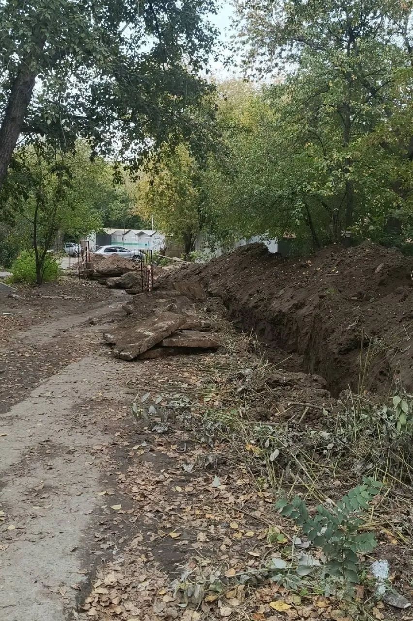 С августа внутри дома отсутствует горячая вода, с начала октября отопление полностью отключено. Жильцы жалуются на затягивание работ и перенос сроков запуска систем.