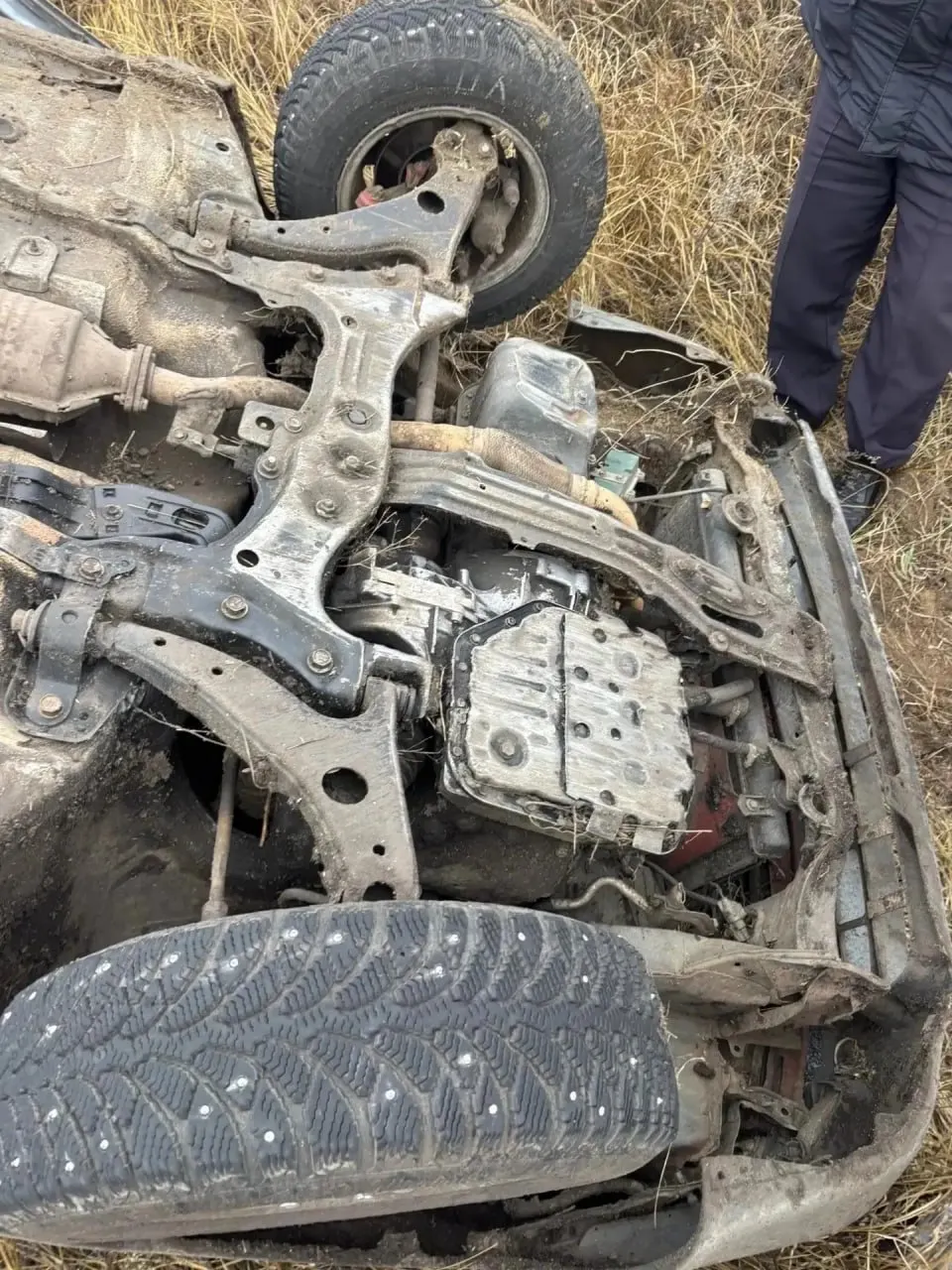 Подросток нашёл незапертую Toyota Sprinter с ключами в замке зажигания, покатался, но потерял управление и перевернул машину в кювет. Ущерб — 65 тысяч рублей; возбуждён уголовный процесс по угону и три административных протокола.