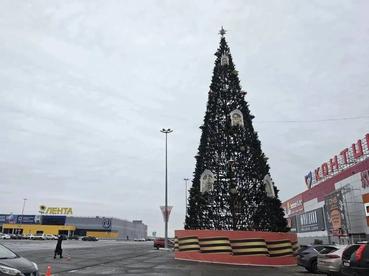 В Омске установили новогоднюю елку в торговом центре Континент: каркас готов, на елке украшают и сверху размещена звезда; работы по подготовке начались в середине октября.