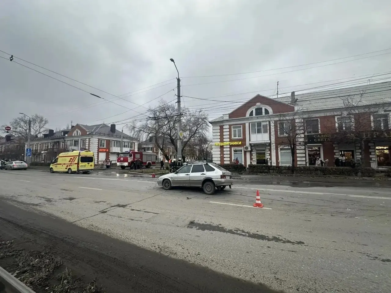На улице Богдана Хмельницкого в Омске произошло ДТП: 22-летний водитель Mercedes получил травмы; обстоятельства аварии устанавливаются полицией.