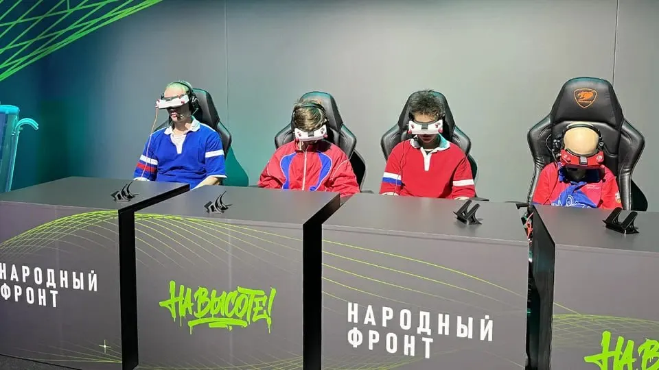 В шести регионах стартует тест нового норматива по БПЛА. Проект «На высоте!» планирует открыть дрон‑классы в школах и вузах и развивать оборонную подготовку молодёжи.