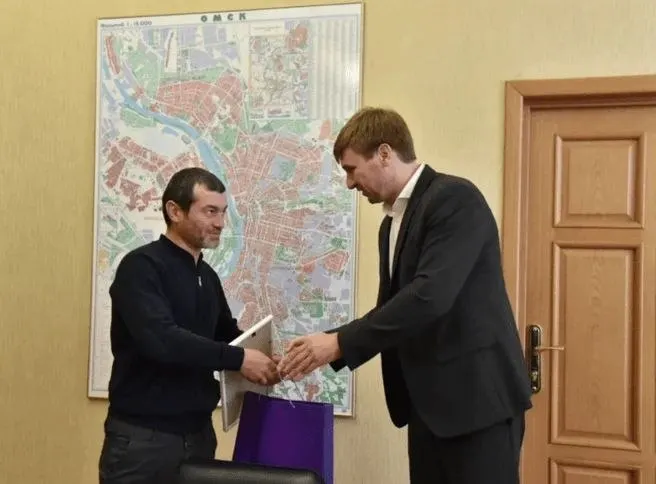 Местный рыбак Сергей Наздричев спас подростка, упавшего в Иртыш, у Ленинградского моста. За мужество и оперативность он получил благодарственное письмо и памятный подарок.