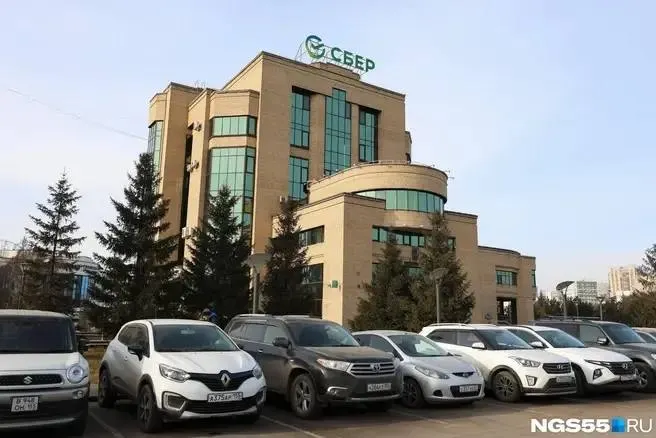 Жители спорят с мэрией о введении почти 4 тысяч платных парковок в Омске; власти уверяют, что это снизит дорожный трафик и улучшит экологию.