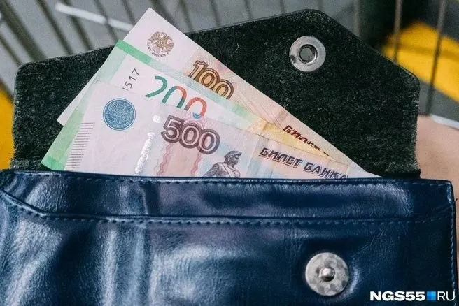 Омские первокурсники рассказали, как выживают в вузах: многие ищут подработку, потому что стипендия в 2–3 тысячи рублей не покрывает базовые расходы.