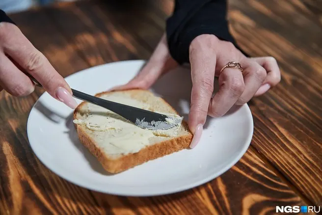 Региональные власти приостановили декларацию на молочную продукцию после отбора пробы; в образце выявлены дрожжи и плесень, производителю вынесено предупреждение.