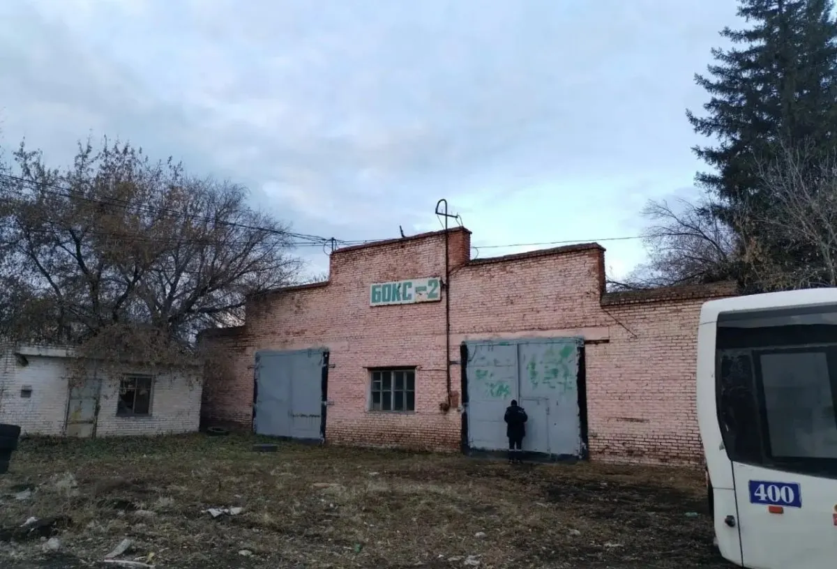 На торги выставлены сварочно-кузовной цех, склады и земельный участок площадью 1 гектар; стартовая цена — 40,79 млн рублей.