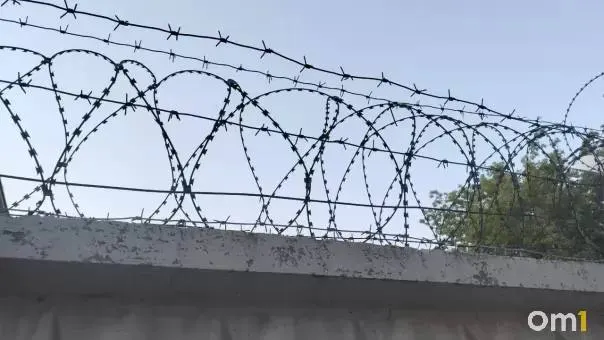 Мужчина нашёл потерянную банковскую карту омички и расплатился ею за покупки на 17 600 рублей; задержан полицией, ведётся расследование.