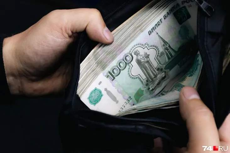 По прогнозам городских властей, в 2027 году средняя зарплата сотрудников крупных и средних предприятий Омска может составить около 101372 рублей, а к 2028–2029 годам — достигнуть 108,6 тыс. и 116,9 тыс. рублей соответственно.