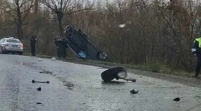 25-летний водитель Lada Vesta вышел на встречную полосу и столкнулся с Lexus, за рулём которого был 38-летний мужчина. Затем произошло столкновение с Subaru Forester, за рулём которого находился 66-летний водитель. В больницу госпитализированы водители и женщина-пассажир.