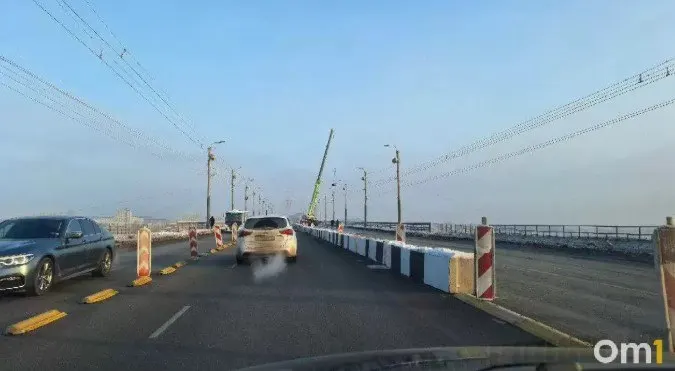 На переправе завершено асфальтирование четвертой полосы. Осталось перенастроить светофоры и установить дорожные знаки. Движение по новой полосе будет направлено в сторону Левого берега; временная разделительная полоса — бетонные блоки.