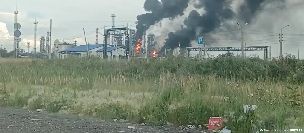 Киев утверждает, что удары затронули нефтеперерабатывающие заводы и дата-центр в России, и обещает продолжать ответные действия по инфраструктуре, поддерживающей боевые действия.