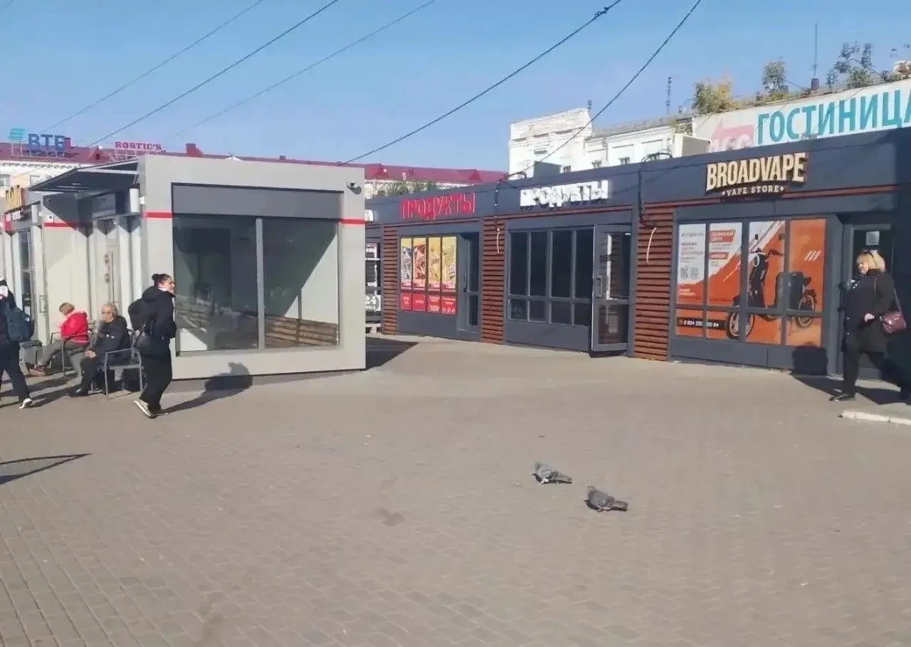 Мэр Омска подписал постановление о запрете продажи табачной и никотинсодержащей продукции, кальянов и вейпов в зоне радиуса 100 метров от образовательных учреждений. Ограничения затронут около 200 торговых точек.