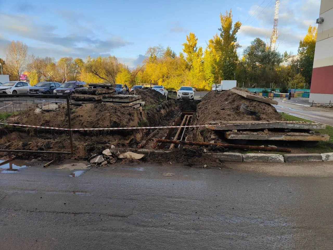 Дома на проспекте Королева, д. 24, корпус 1, сталкиваются с затяжными работами тепловой сети: подрядчики работают с июля, и жители уже второй месяц без горячей воды и отопления; тротуары и дорожное покрытие остаются разрытыми.
