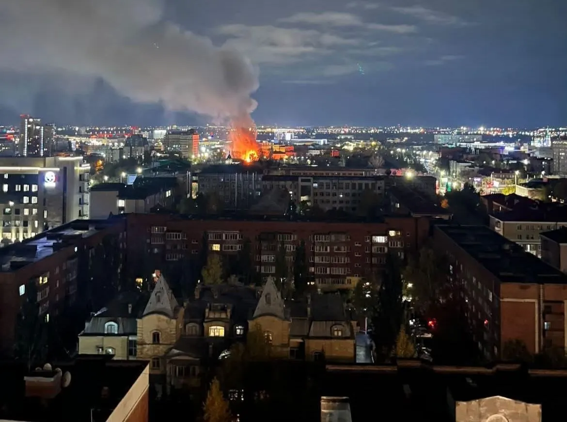 Ночью 6 октября в Больничном переулке загорелся пустующий дом рядом с городской администрацией Омска. Площадь возгорания составила 520 кв. м. Пострадавших нет; причина пожара устанавливается.