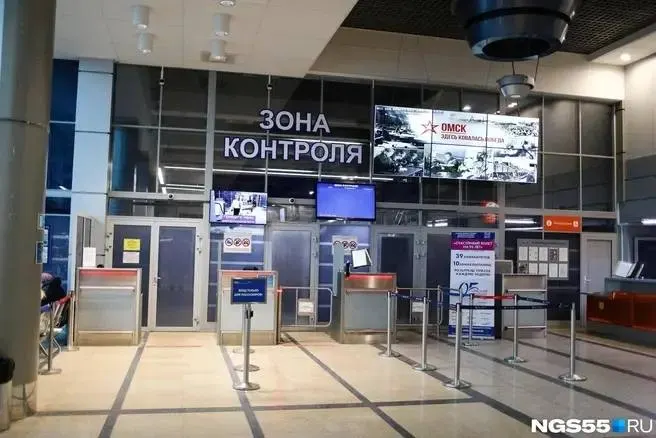 Омский аэропорт столкнулся с задержками и отменами рейсов после атаки беспилотников на Москву; ситуация в основном касается направлений, вылетающих из Омска.