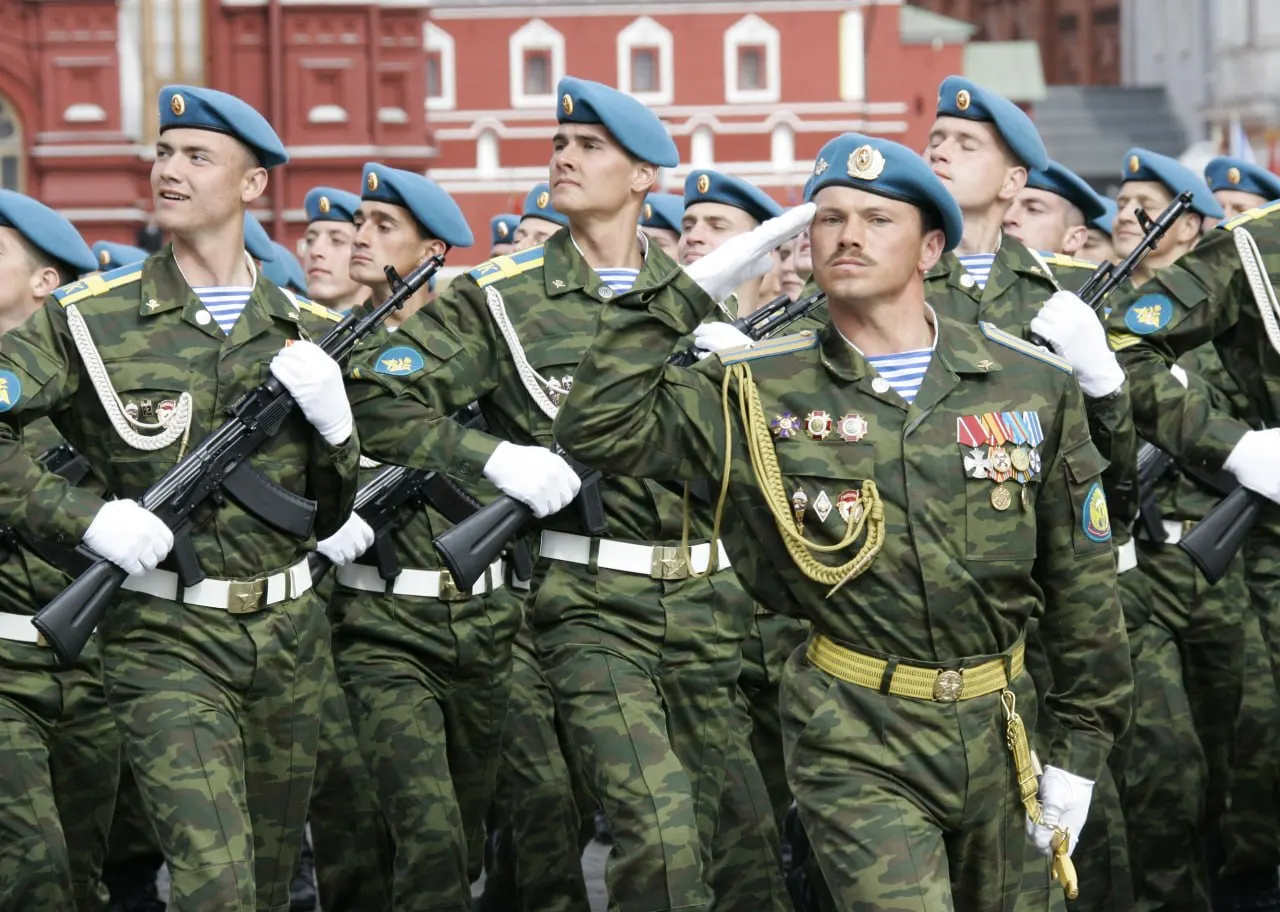 В регионе идут призывы подписывать контракт на военную службу; повестки приходят студентам, а в военкомате звучат лекции о якобы выгодах контракта и списании долгов.