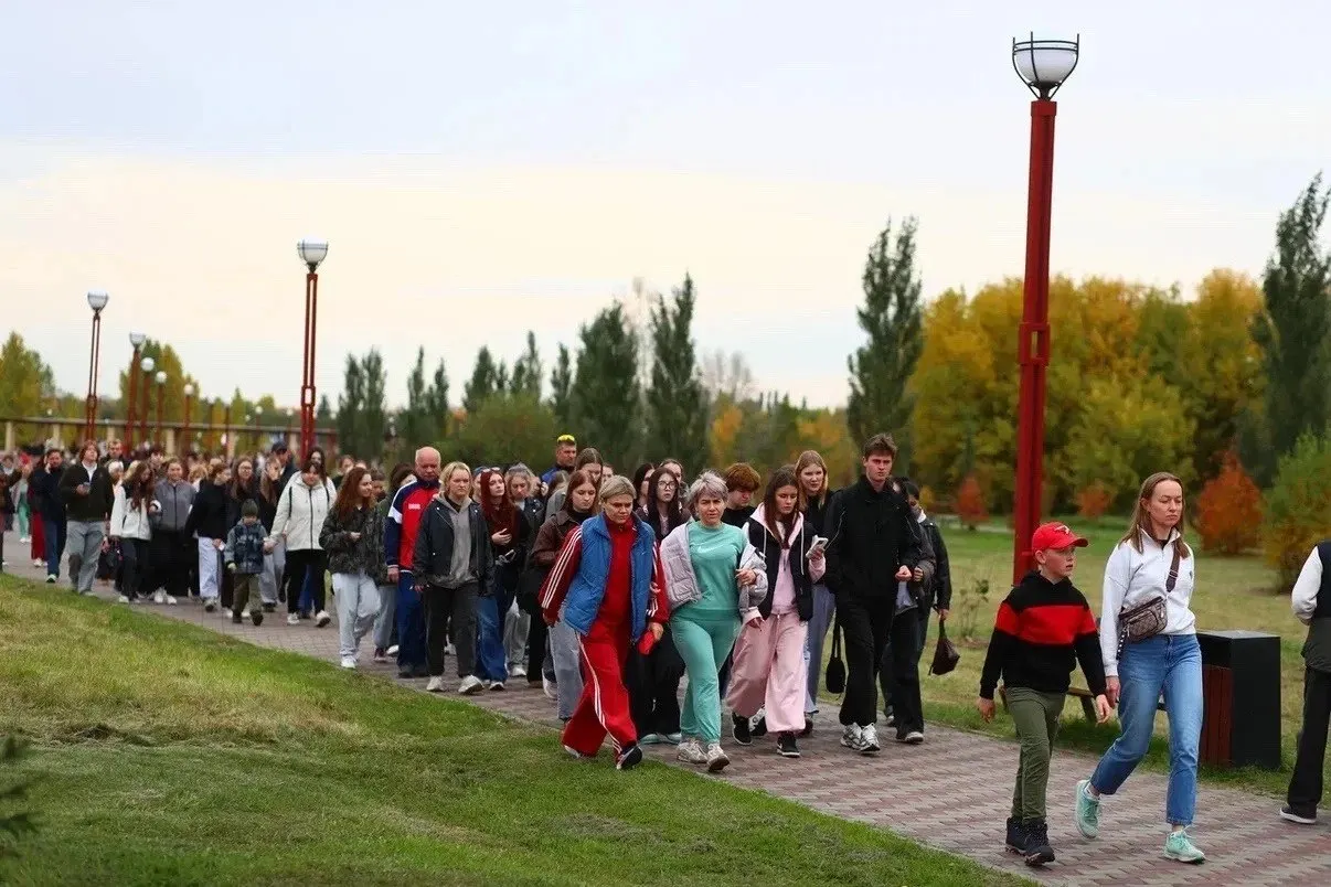 Более двух тысяч омичей приняли участие в Дне ходьбы в Омской области; старт в природном парке собрал семьи, школьников, студентов и пенсионеров.