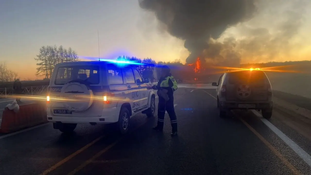 Погибли два водителя грузовых автомобилей, ещё один водитель легковушки получил травмы и госпитализирован. Следственные органы разбираются в причинах аварии.