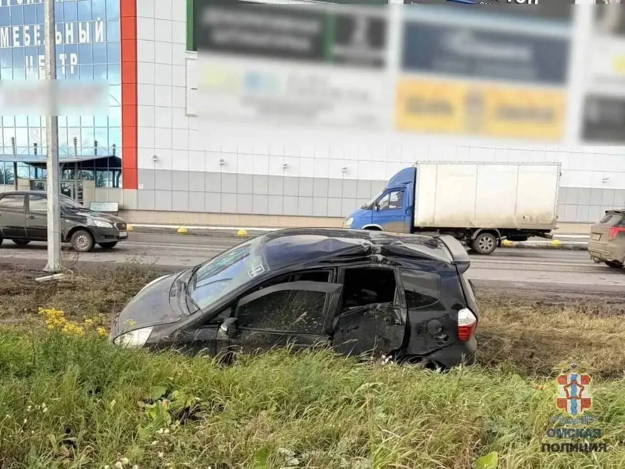 35-летняя женщина за рулём Honda не справилась с управлением; пострадали 5-летний мальчик и 7-летняя девочка, полиция устанавливает подробности.
