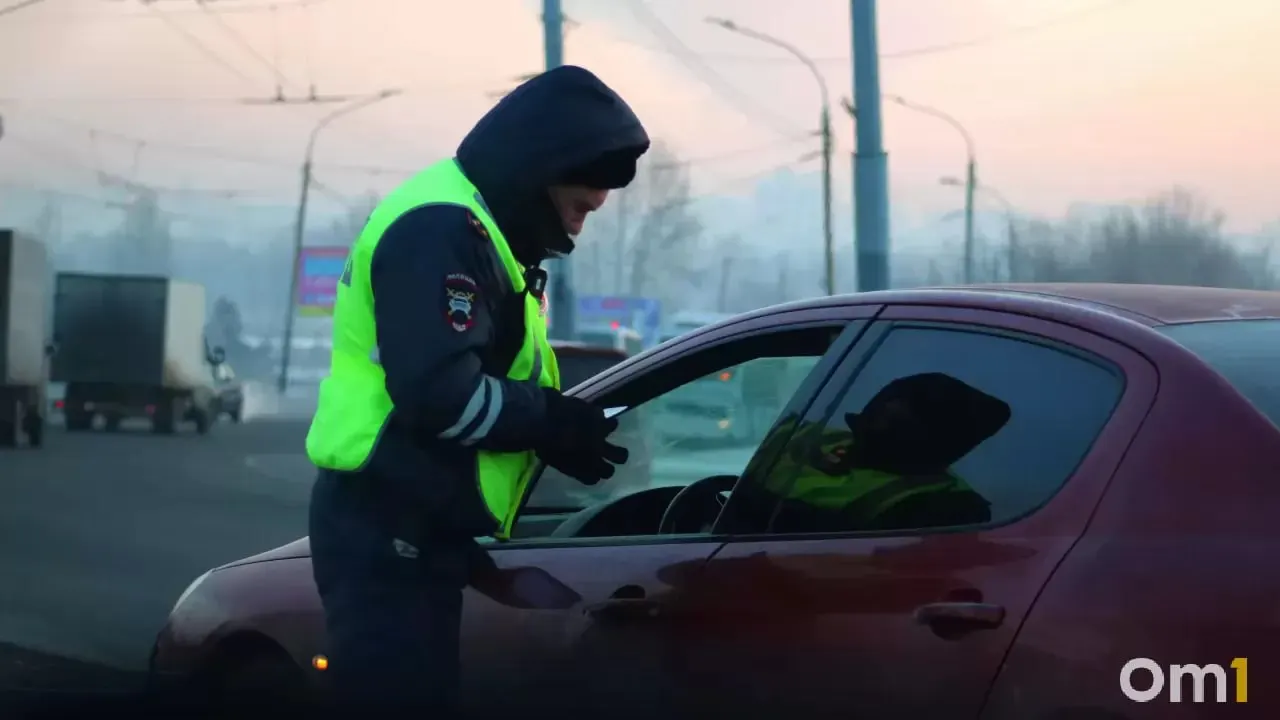 В Омске пьяный водитель угнал чужой автомобиль, чтобы покататься, но позже врезался в BMW X3 и другую машину. Пострадал водитель второй иномарки; у нарушителя обнаружено 0,828 мг/л алкоголя. Задержан сотрудниками полиции.