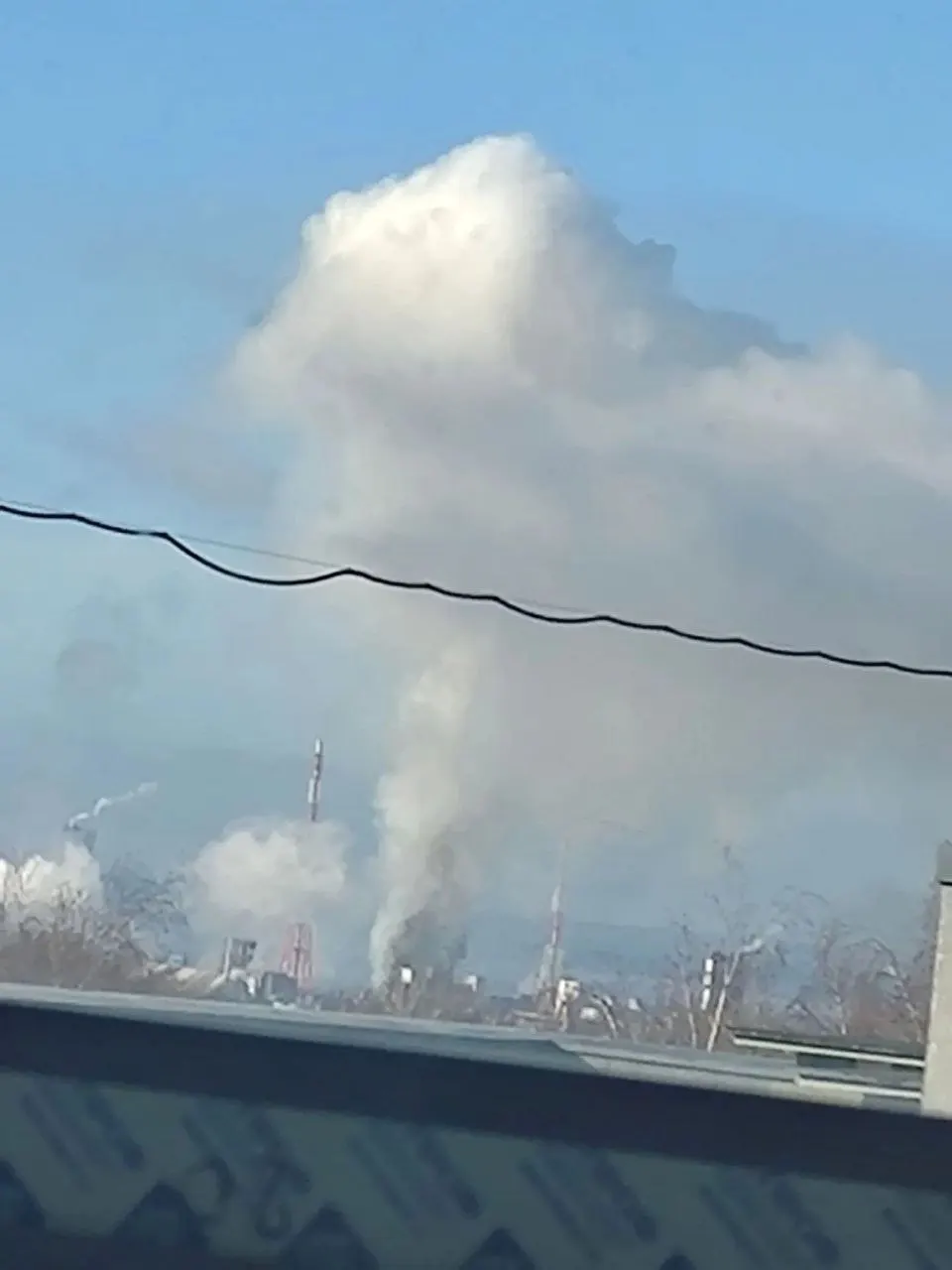 Ночью и утром 23 октября над Нижегородской областью произошли атаки БПЛА: три человека госпитализированы, повреждены жилые дома и образовательные объекты; возможно повреждение дата-центра ФНС.