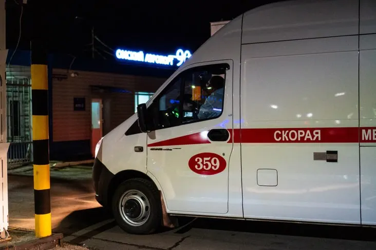 Три человека госпитализированы после атаки беспилотников; медики оценивают их состояние как удовлетворительное, угрозы жизни нет.