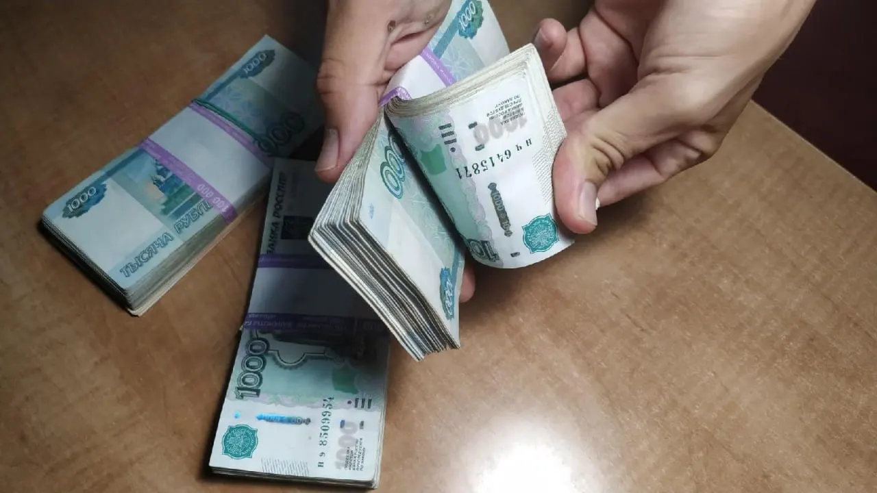По данным прокуратуры за первые девять месяцев 2025 года число дистанционных мошенничеств снизилось с 4026 до 3022, а общий ущерб снизился с 1,3 млрд рублей до 988 млн.