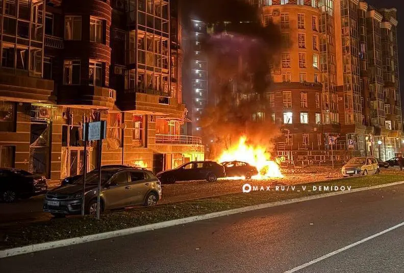 Погиб мирный житель в Белгородской области, 14 человек ранены. В Липецкой области обломки упали на парковку; в Омске пострадали три человека.
