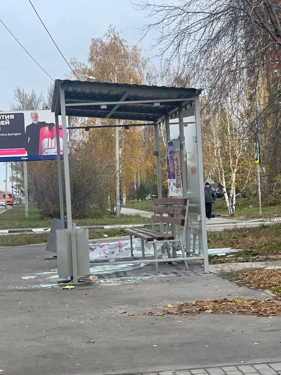 Редакция считает, что повреждения остановок на улице Заозёрной скорее связаны с вандализмом, чем с атакой беспилотников; паника не нужна.