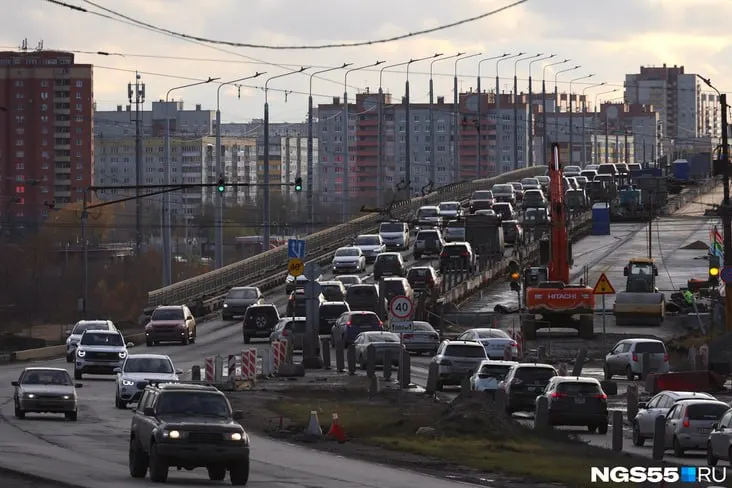 Городские власти объявили о плане ввести четвертую полосу на мосту и отказаться от реверсивного движения, что должно снизить заторы на мосту и подъездах.