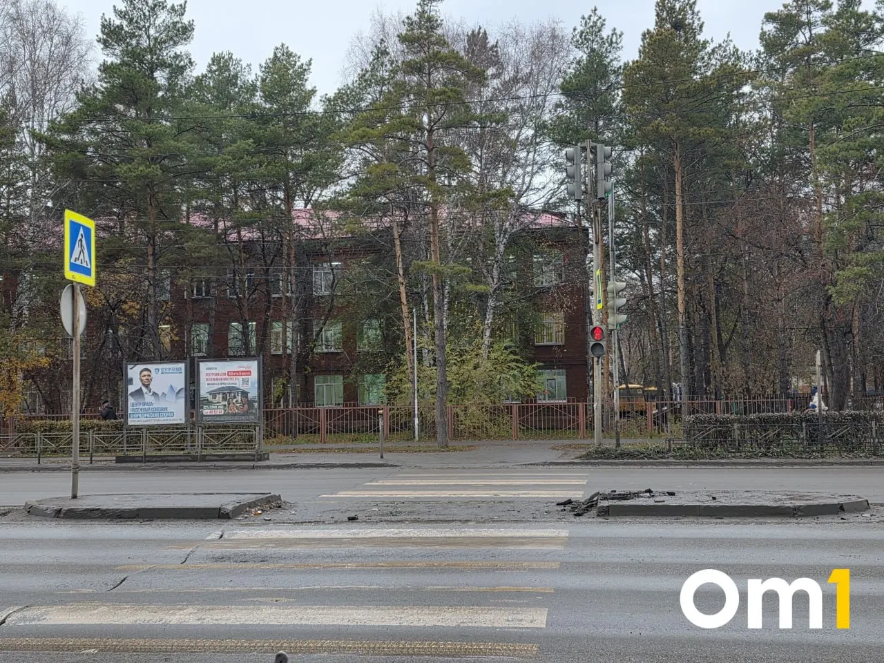 Автомобиль повредил островок безопасности и светофор у омской школы №15 в Амурском посёлке. Пострадавших нет.