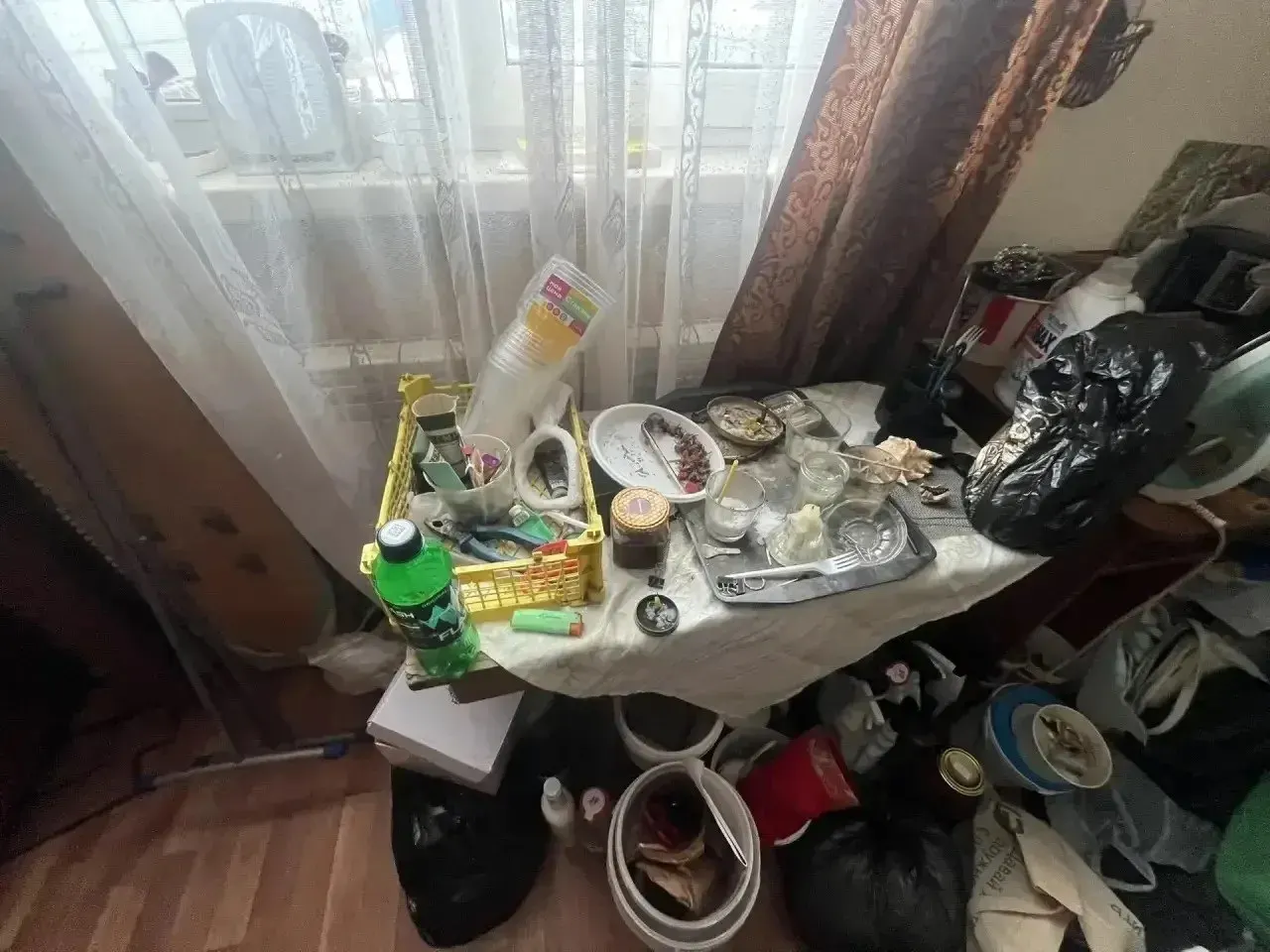 47-летняя женщина из Омского района обвиняется в приглашении лиц, употребляющих наркотики, в её квартиру для совместного употребления запрещённых веществ; дело направлено в Омский районный суд, ей грозит до четырёх лет лишения свободы.