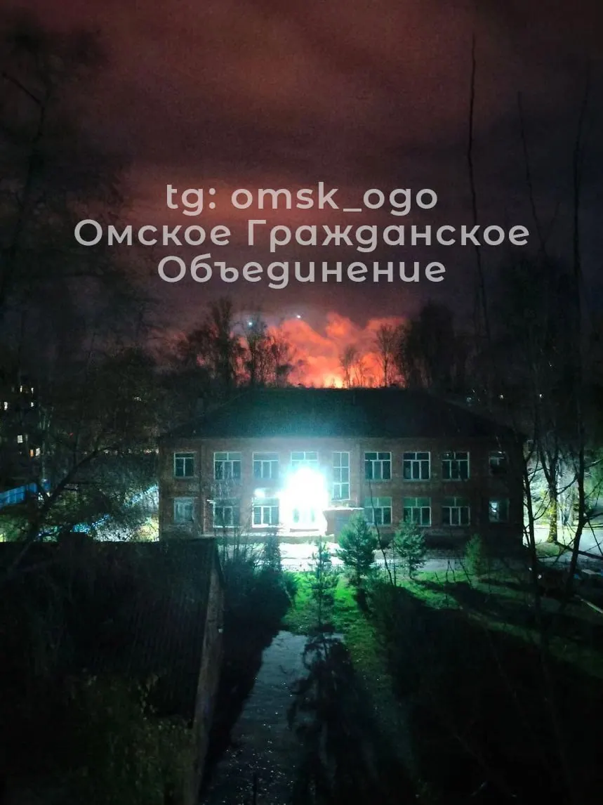 После атаки беспилотников на северный промышленный узел Омска жители ощутили резкий запах; мобильная лаборатория проверила воздух, превышения веществ не зафиксировано, мониторинг продолжается.