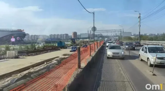 В Омске завершаются работы по мосту у Телецентра: план открыть движение по всей ширине до конца 2026 года. Рассматривается смена подрядчика; задолженность перед работниками превышает 50 млн рублей.