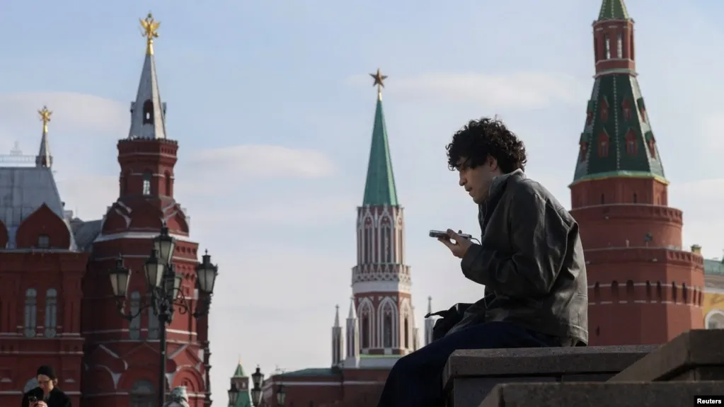 Законопроект предусматривает идентификацию несовершеннолетних в соцсетях и сокращение времени пребывания онлайн; в мировой практике — меры по защите детей.