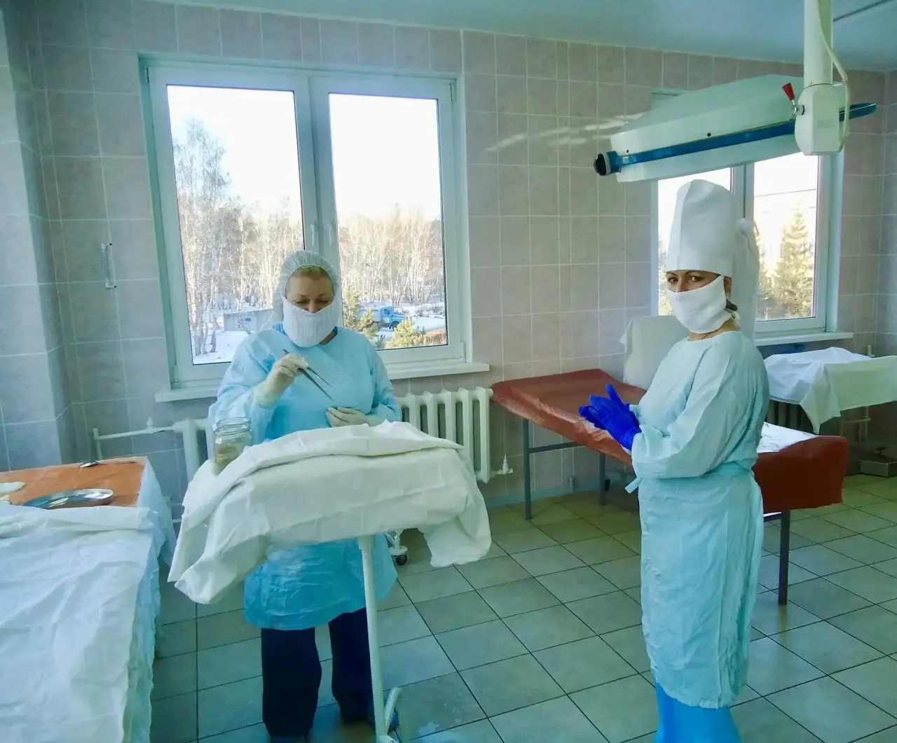 26-летняя пациентка поступила в реанимацию после самостоятельного приема антибиотиков без назначения врача. У неё развился синдром Лайелла — тяжёлая кожная реакция, требовавшая ежедневных перевязок и лечения.